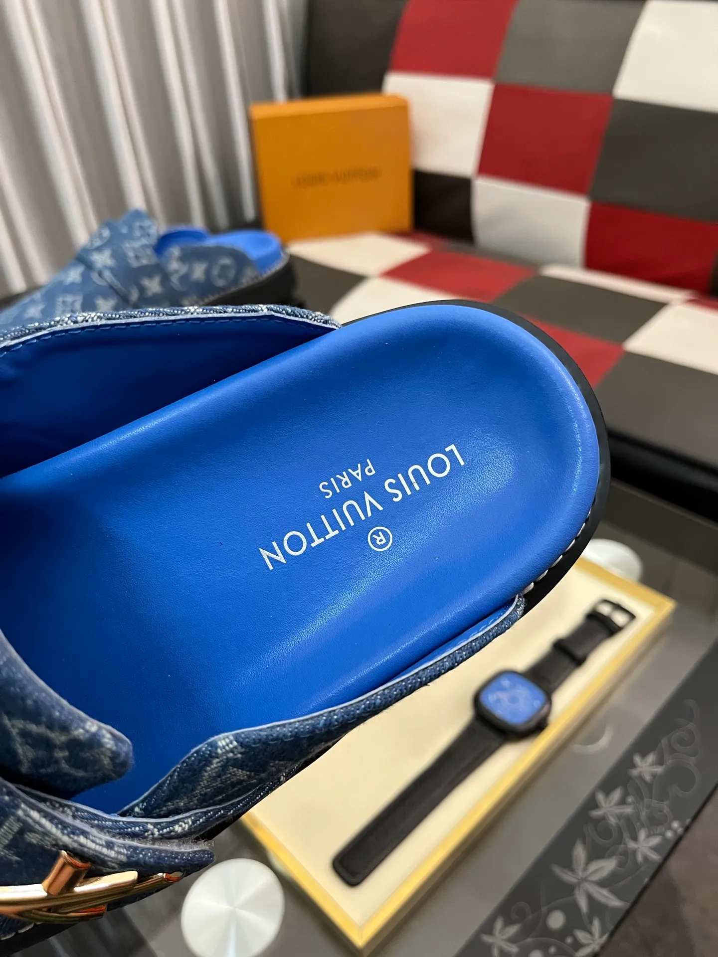 Men's men's shoes 💰420⌚️⌚️lv new Baotou half-slippers winterbreak comfert flat slippers lv letter and monogram floral embellished leather pattern, with sheepskin lining, suitable for indoor and outdoor wear. The water table is made of high-density foam material, which is light and comfortable. The sole has a certain thickness and the anti-aging effect is also good! Premium size: 38-444️⃣Colors available
